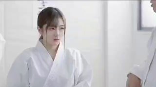 按摩店无意间发现朋友长得还不错的美女老婆在兼职做技师,抓住机会加点钱啪啪,先干嘴巴再操逼,相当刺激!